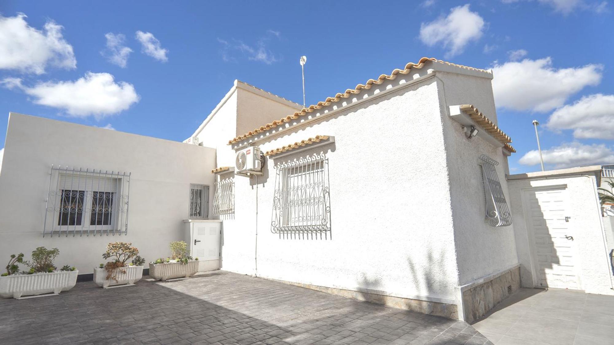 Modern Detached 4 Bed 3 Bath Villa With Private Pool Close To All Amenities Villamartin  Luaran gambar